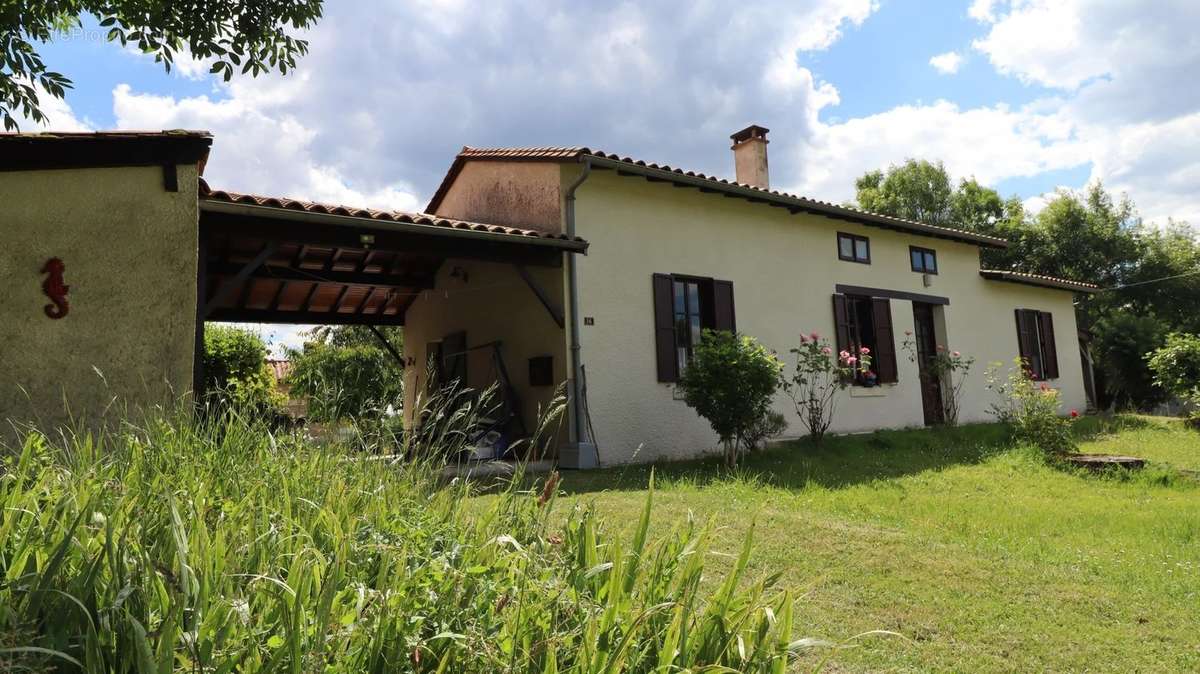 Maison à LA ROCHE-CHALAIS