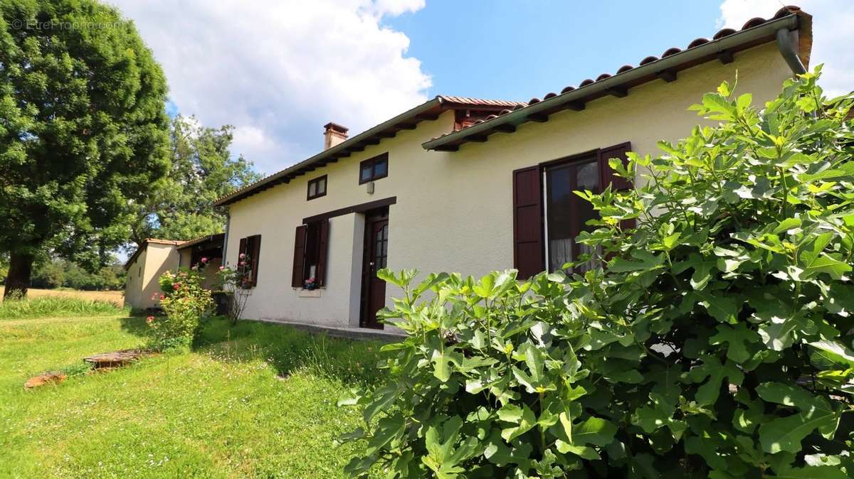 Maison à LA ROCHE-CHALAIS