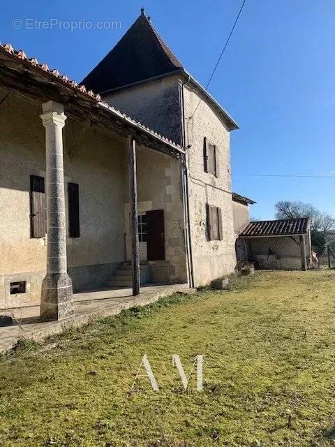 Maison à BORS(CANTON DE MONTMOREAU-SAINT-CYBARD)