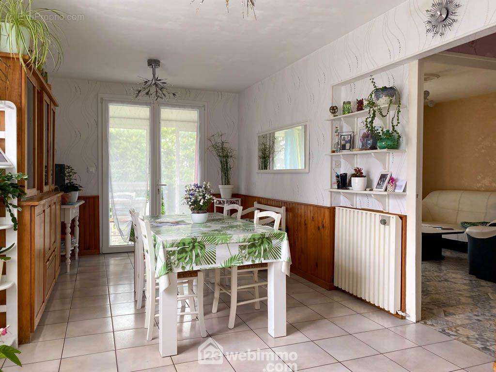 ouverte sur l&#039;espace salle à manger, - Maison à POUZAUGES