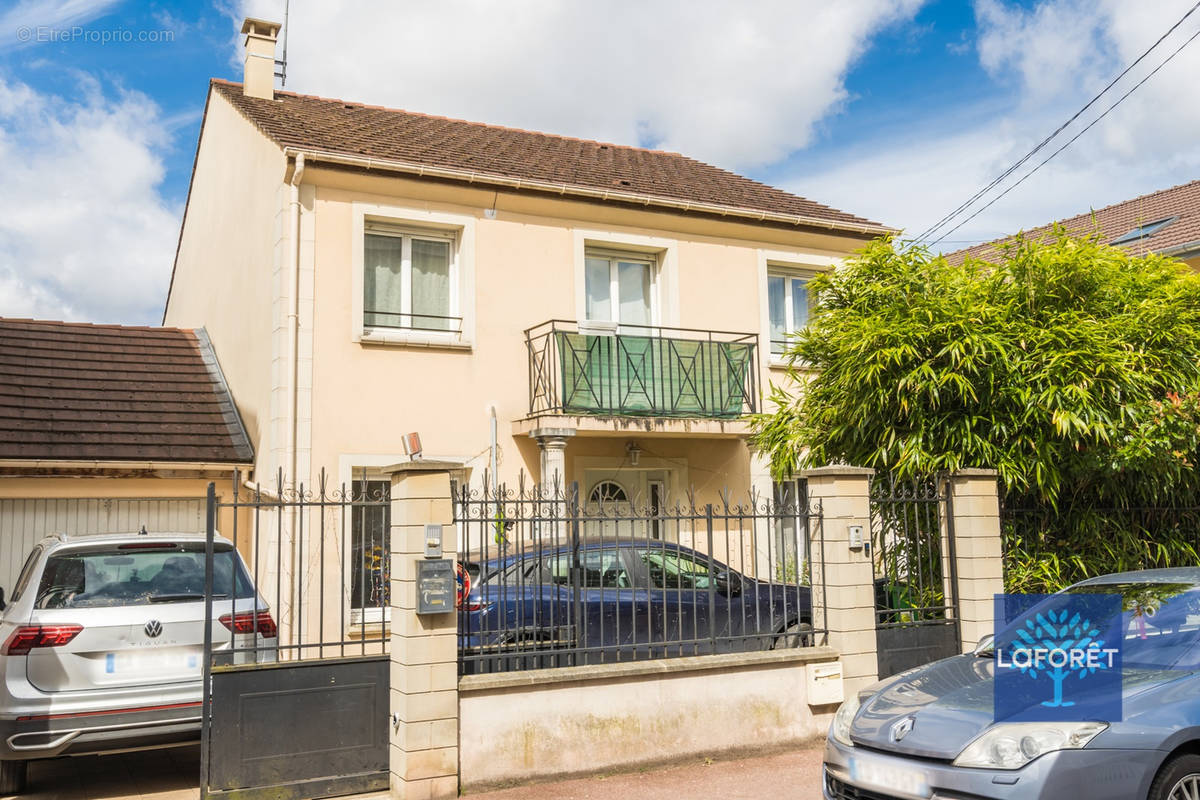 Appartement à LES PAVILLONS-SOUS-BOIS