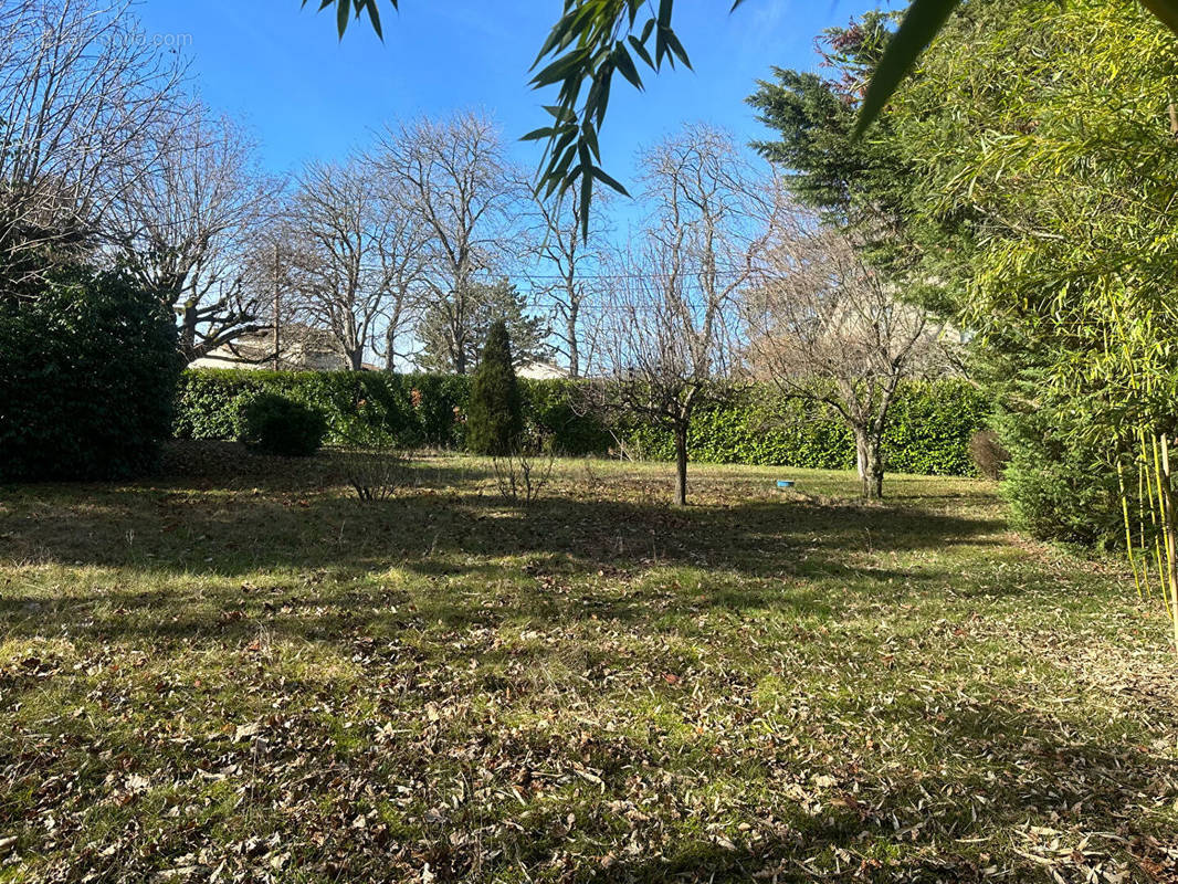 Terrain à GREZIEU-LA-VARENNE