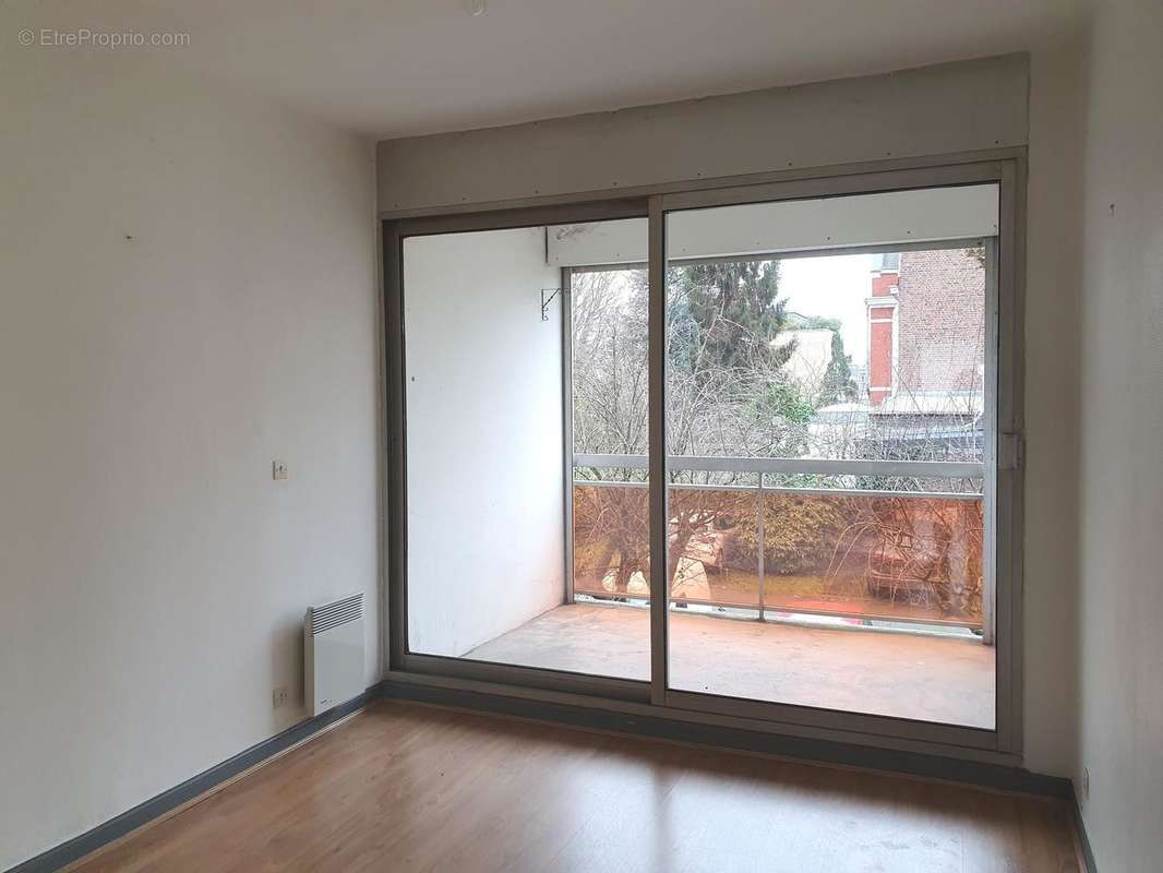 Chambre donnant sur la terrasse - Appartement à LILLE