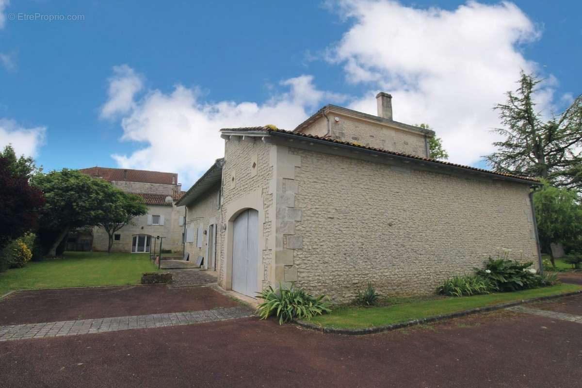 Maison de Maître / Garage-Atelier - Maison à COLOMBIERS