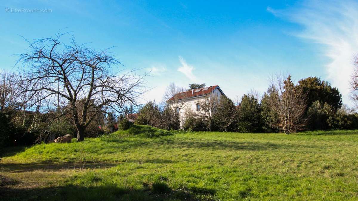 Terrain à CHARBONNIERES-LES-BAINS