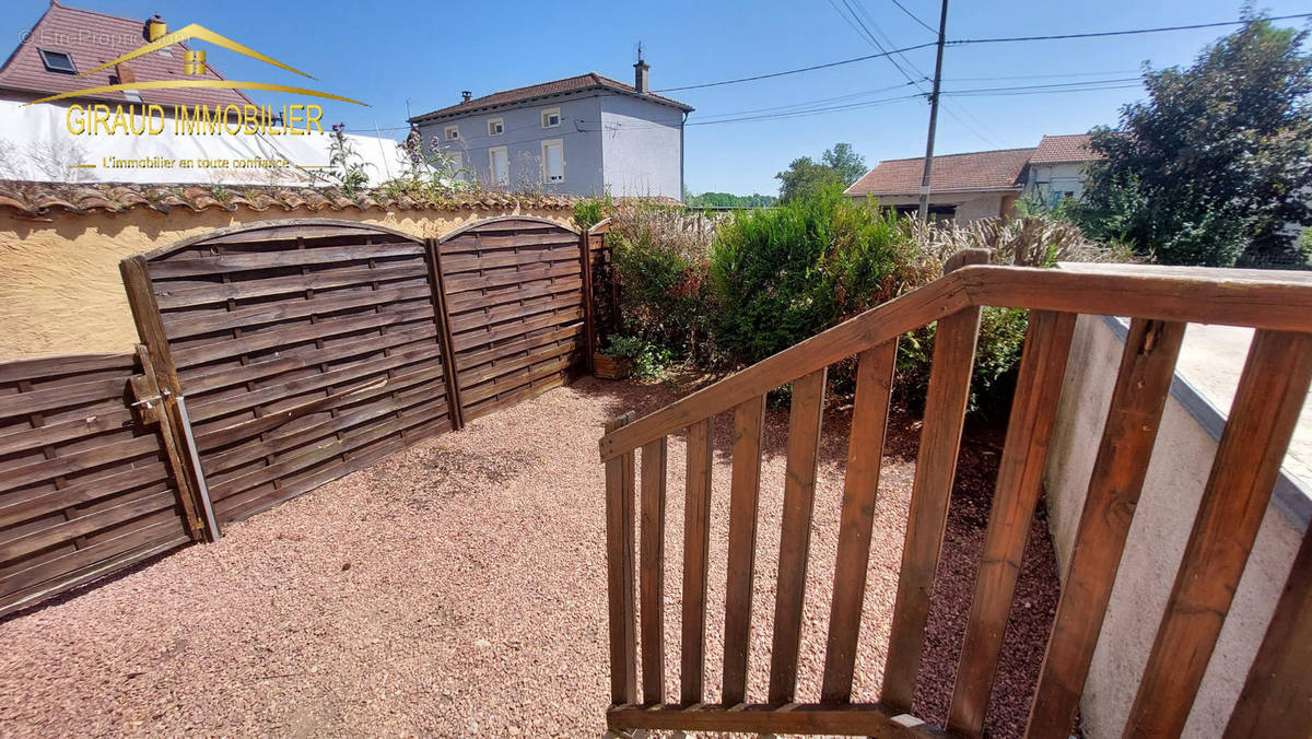 Appartement à POUILLY-SOUS-CHARLIEU