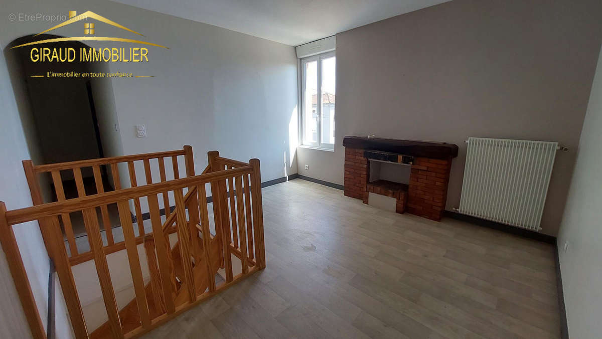 Appartement à POUILLY-SOUS-CHARLIEU