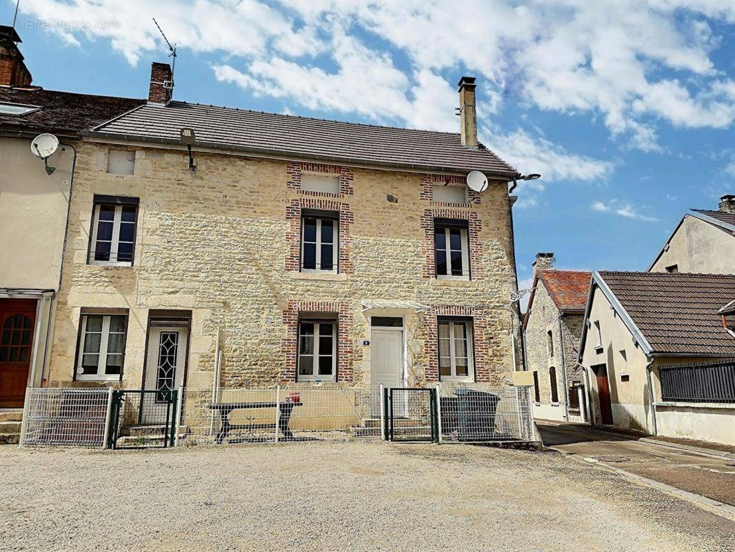 Maison à GYE-SUR-SEINE