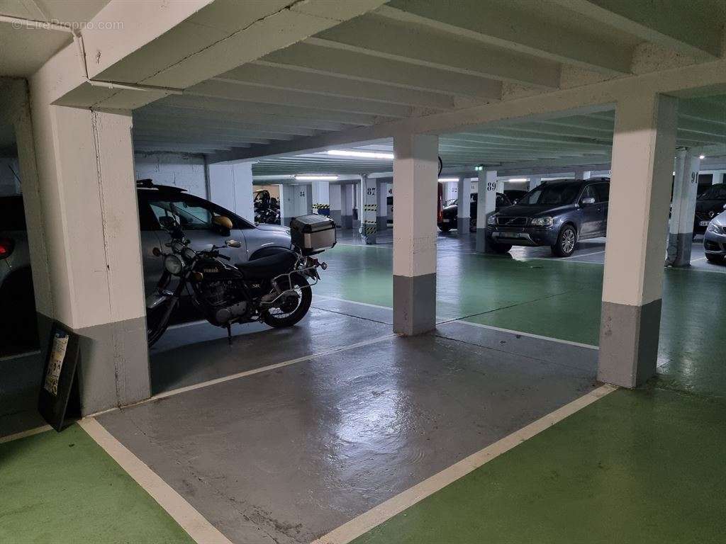 Parking à PARIS-15E