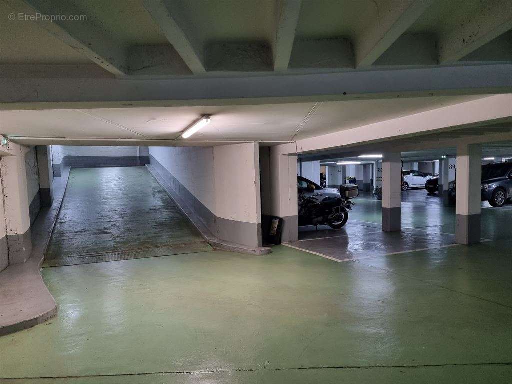 Parking à PARIS-15E