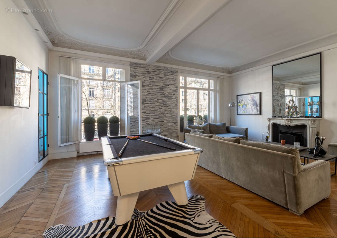 Appartement à PARIS-16E