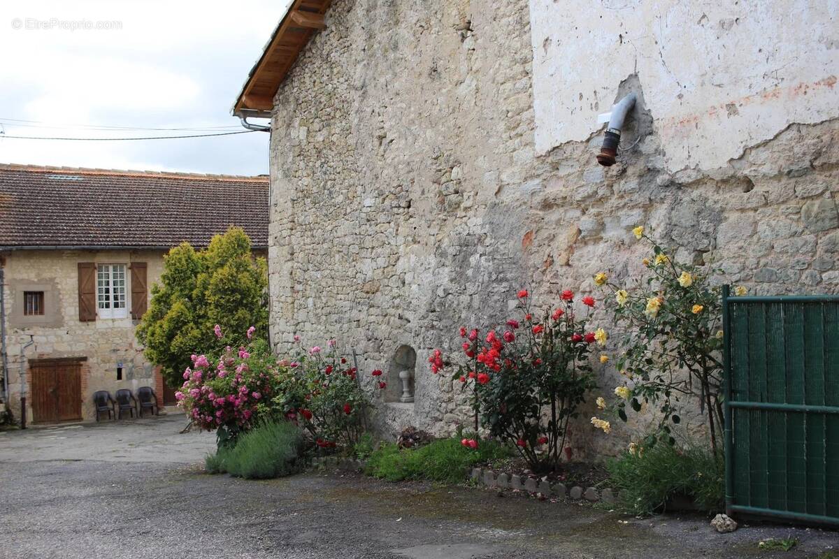 Maison à CAHUZAC-SUR-VERE