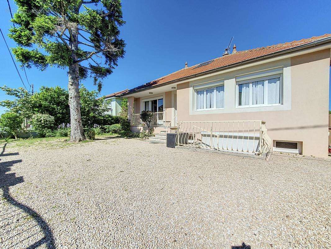 Maison à SAINT-PIERRE-DE-CHANDIEU