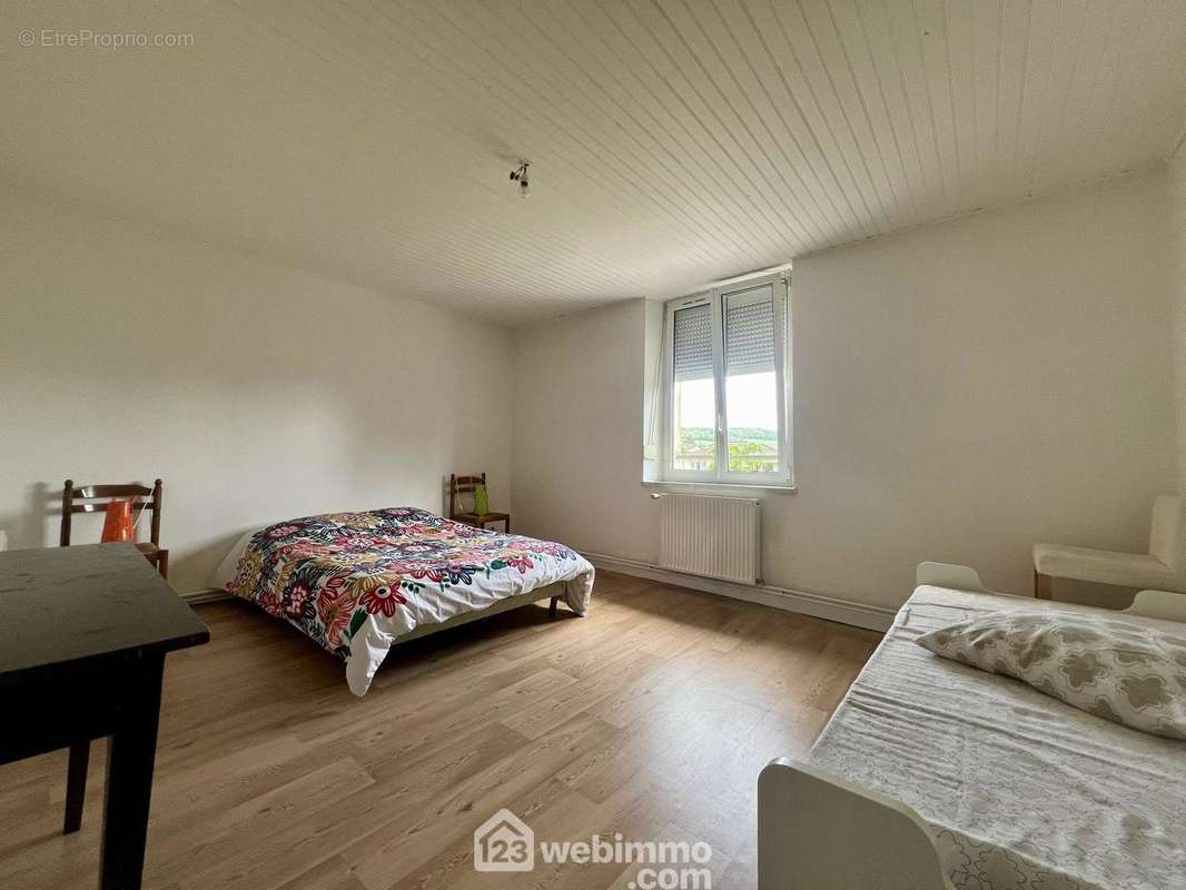 Maison: Chambre 1 de 19m² avec vue sur le terrain à l&#039;arrière - Maison à BRAS-SUR-MEUSE