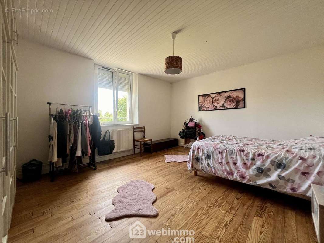 Maison: Chambre 2 de 20m² avec vue sur le terrain à l&#039;arrière - Maison à BRAS-SUR-MEUSE