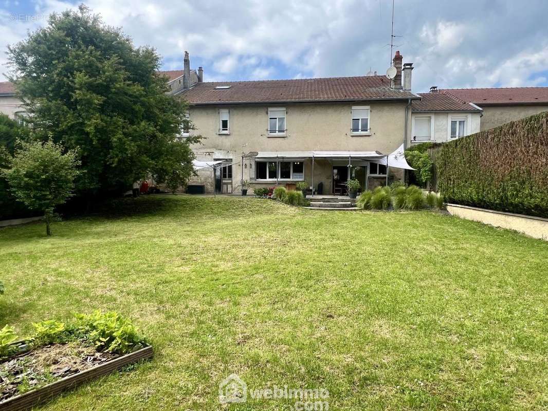 Maison: Jolie terrain d&#039;un seul tenant, entièrement clos, sans vis à vis, accessible par le salon séjour et par une autre rue à l&#039;arrière. - Maison à BRAS-SUR-MEUSE