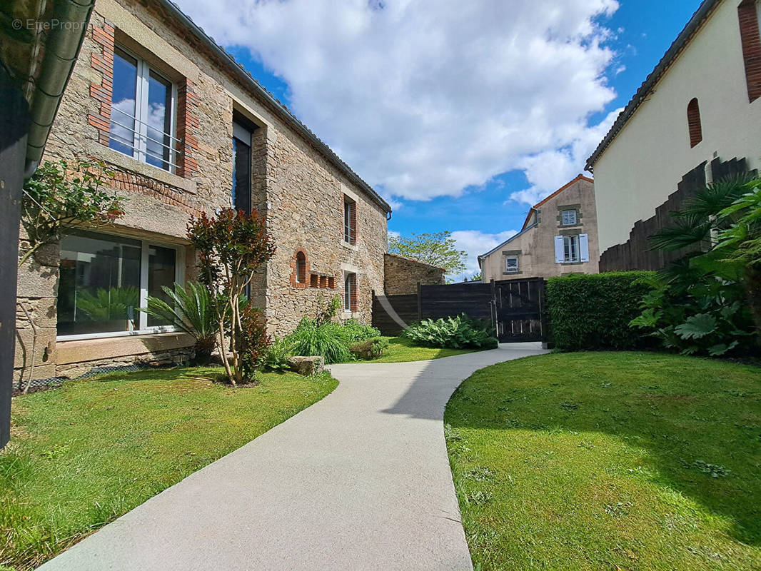 Maison à LES HERBIERS