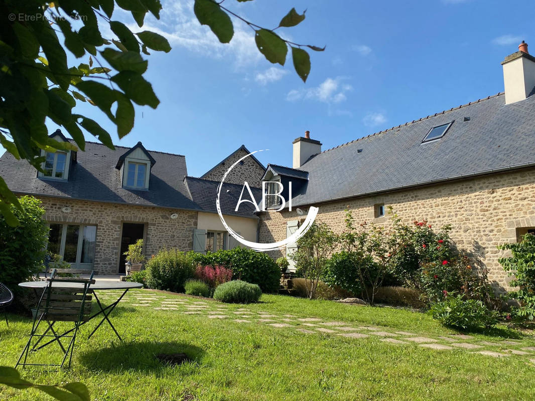 Maison à LASSAY-LES-CHATEAUX