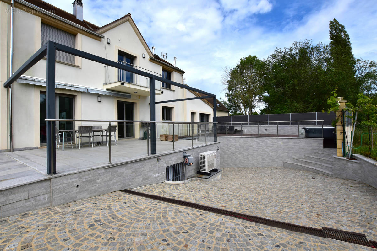 Maison à LE PERRAY-EN-YVELINES