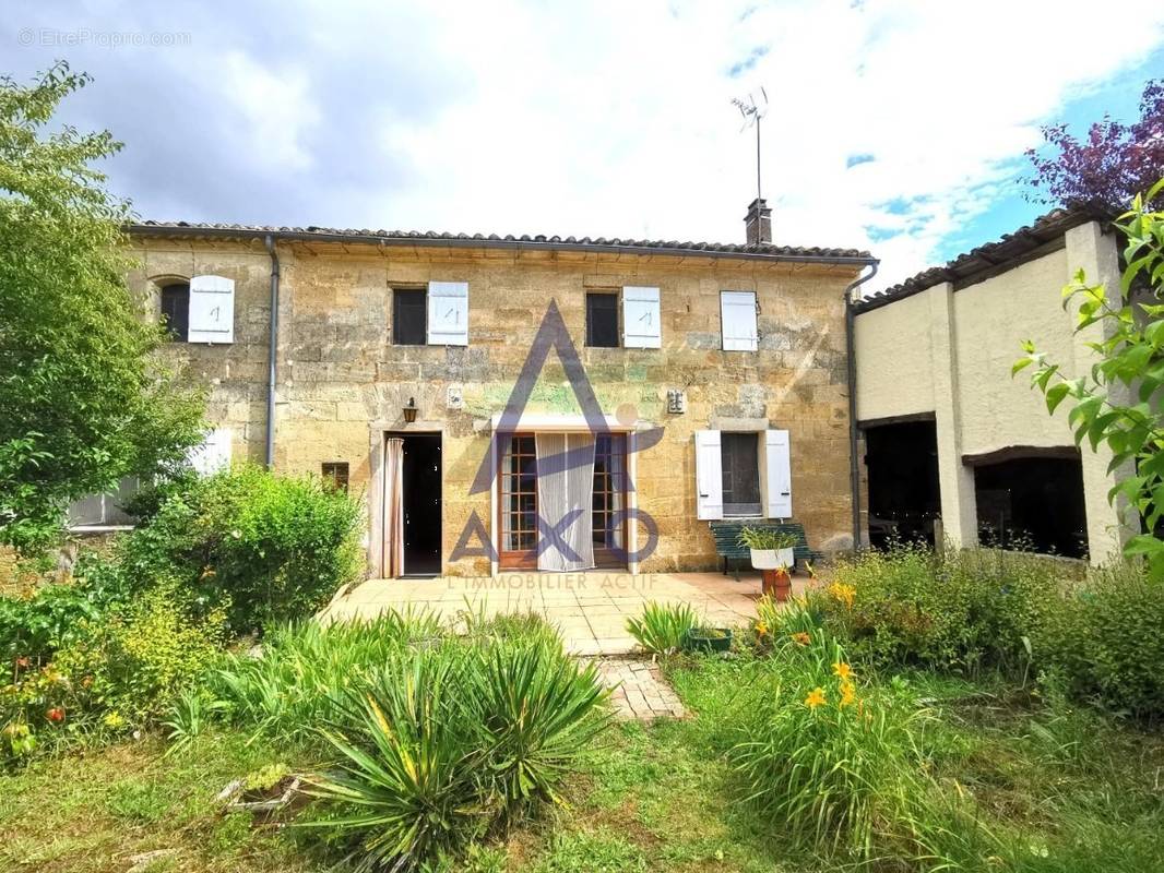 Maison à SAINT-MEDARD-DE-GUIZIERES