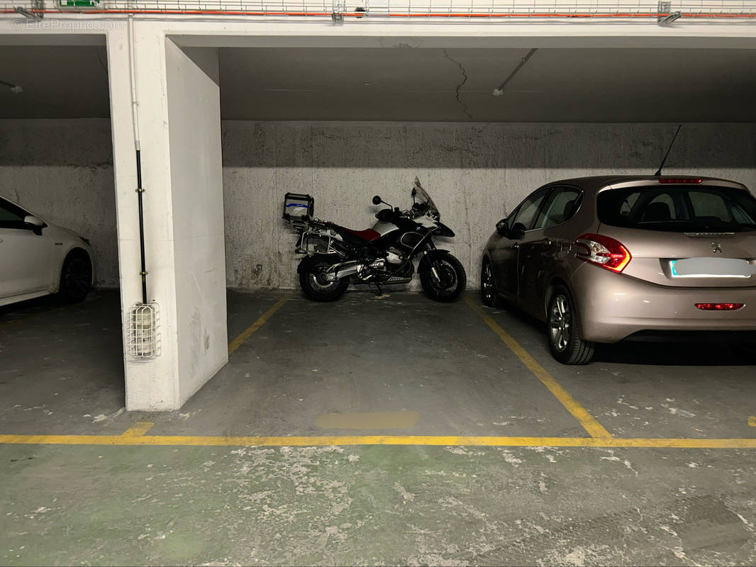 Parking à PARIS-11E