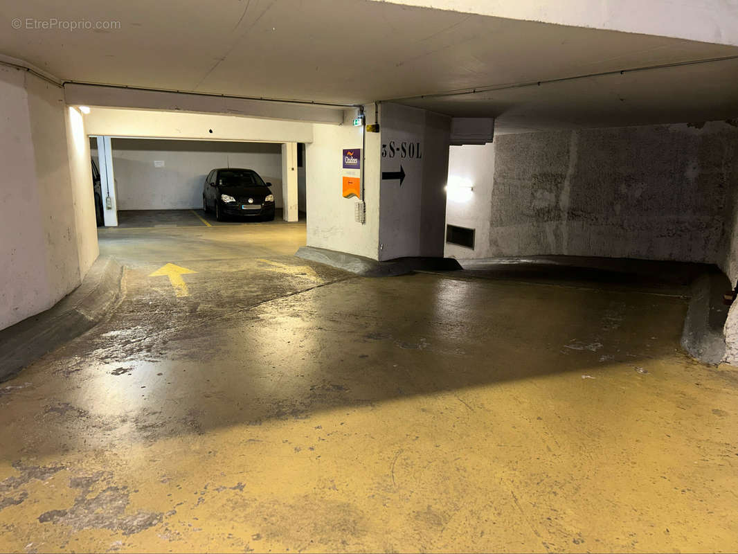 Parking à PARIS-11E