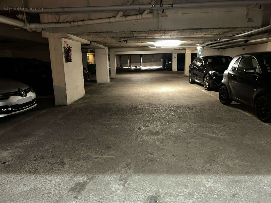 Parking à PARIS-18E