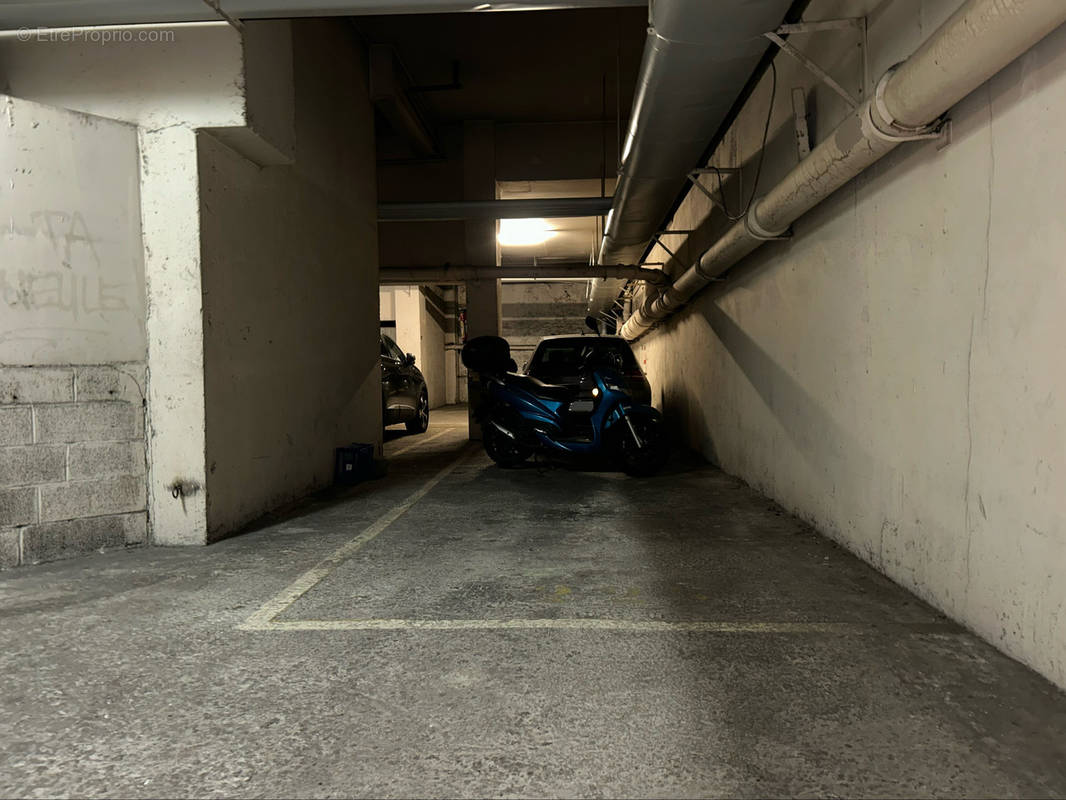 Parking à PARIS-18E