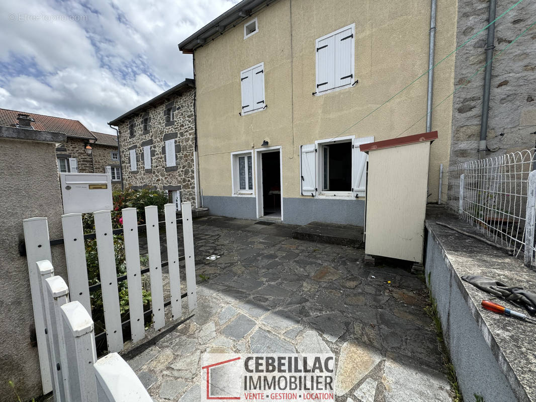 Maison à VEDRINES-SAINT-LOUP