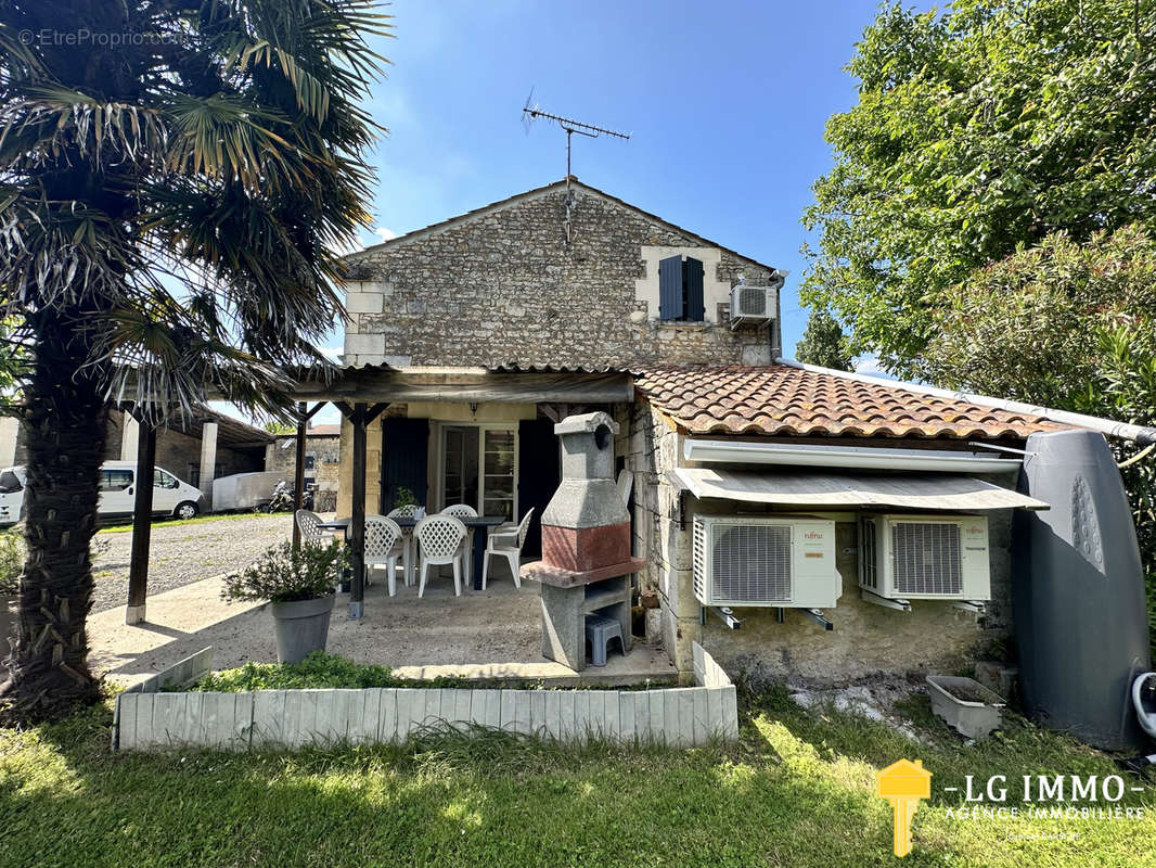 Maison à SAINT-GENIS-DE-SAINTONGE