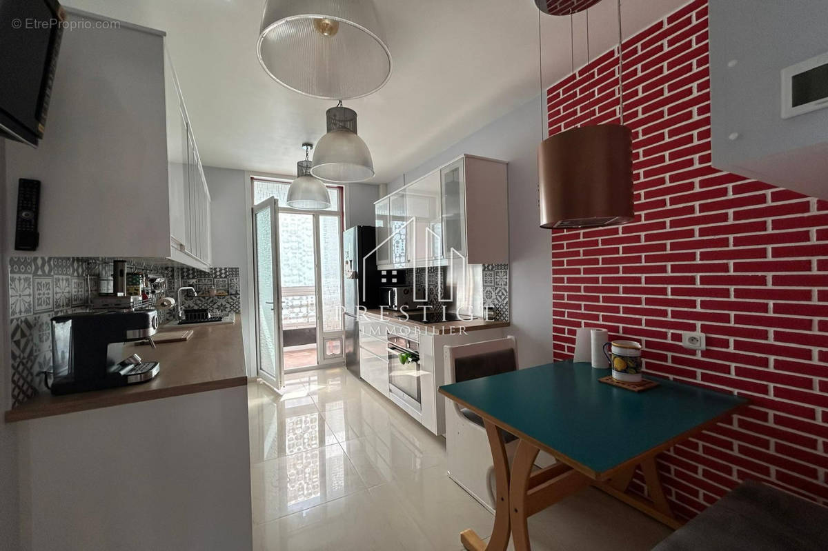 Appartement à MARSEILLE-4E