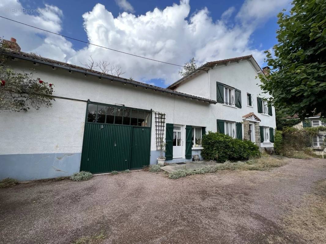 Maison à LA CHAPELLE-MONTBRANDEIX