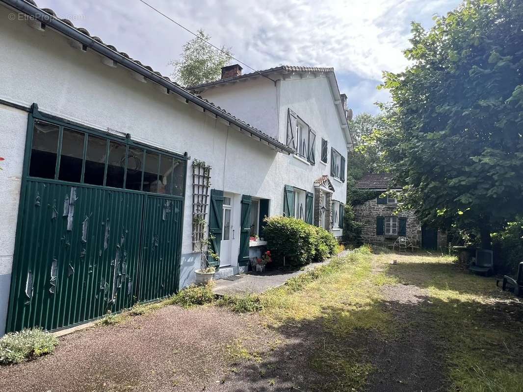 Maison à LA CHAPELLE-MONTBRANDEIX