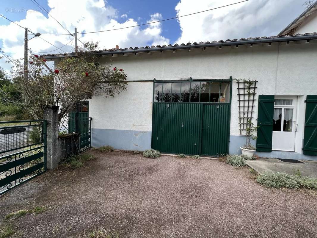 Maison à LA CHAPELLE-MONTBRANDEIX