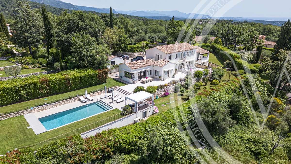 Maison à CHATEAUNEUF-GRASSE