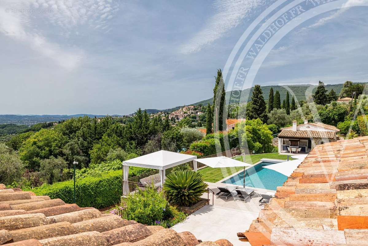 Maison à CHATEAUNEUF-GRASSE