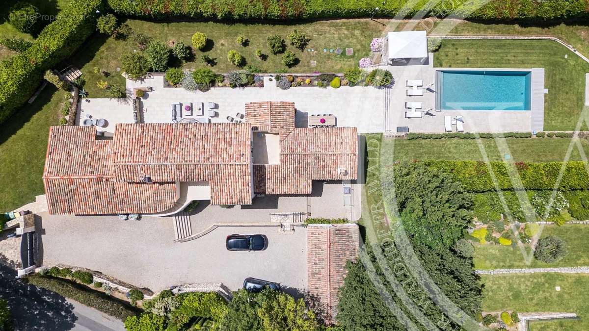 Maison à CHATEAUNEUF-GRASSE