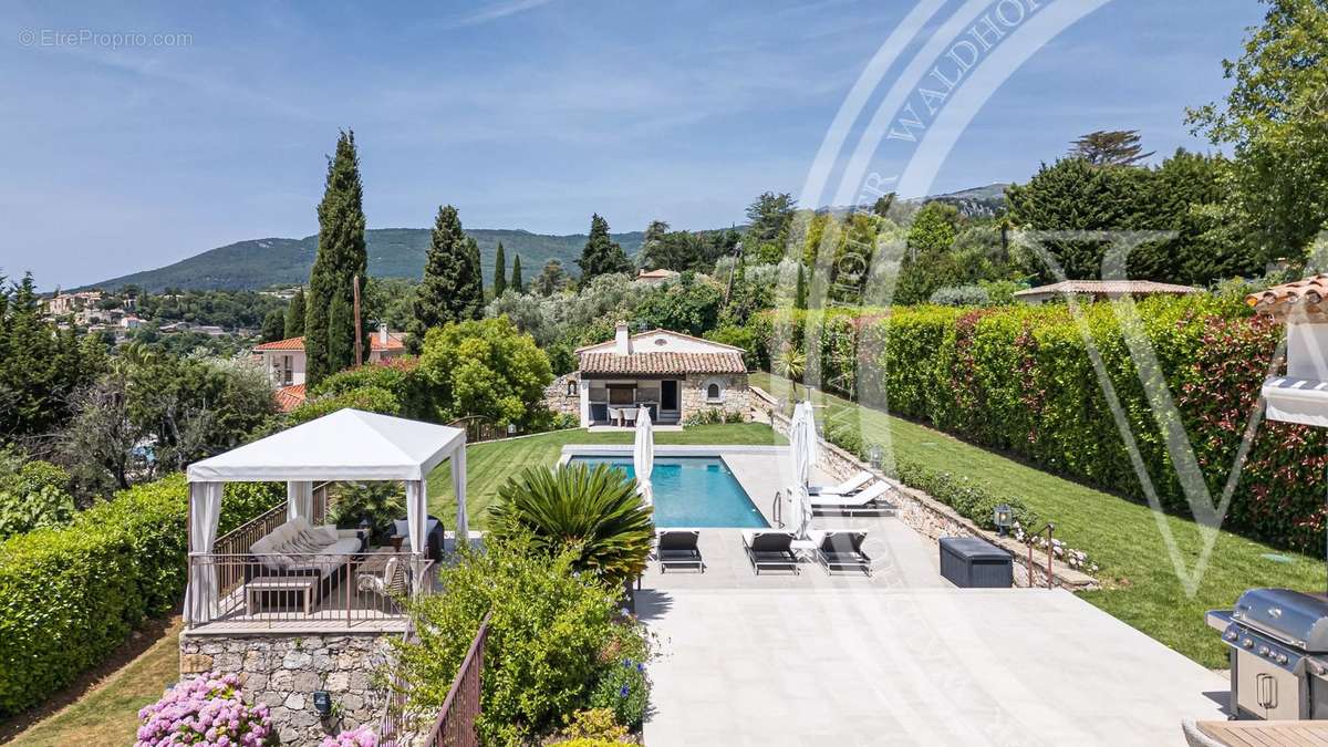 Maison à CHATEAUNEUF-GRASSE