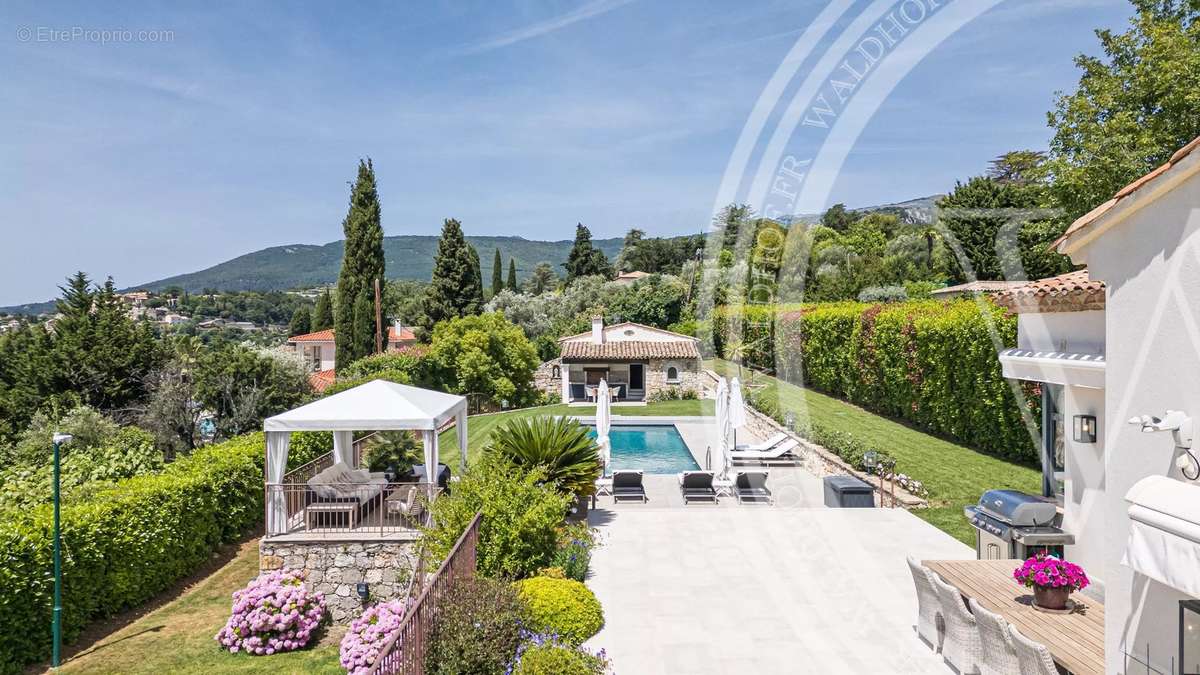 Maison à CHATEAUNEUF-GRASSE