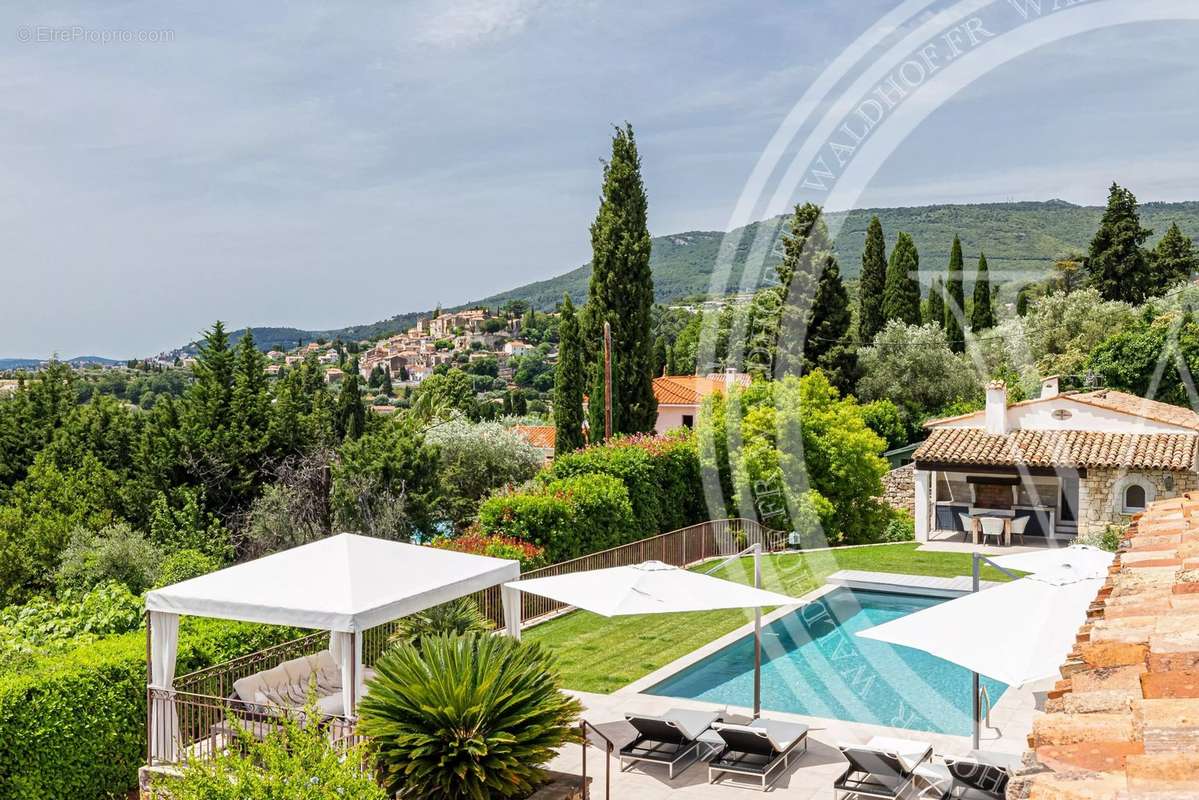 Maison à CHATEAUNEUF-GRASSE