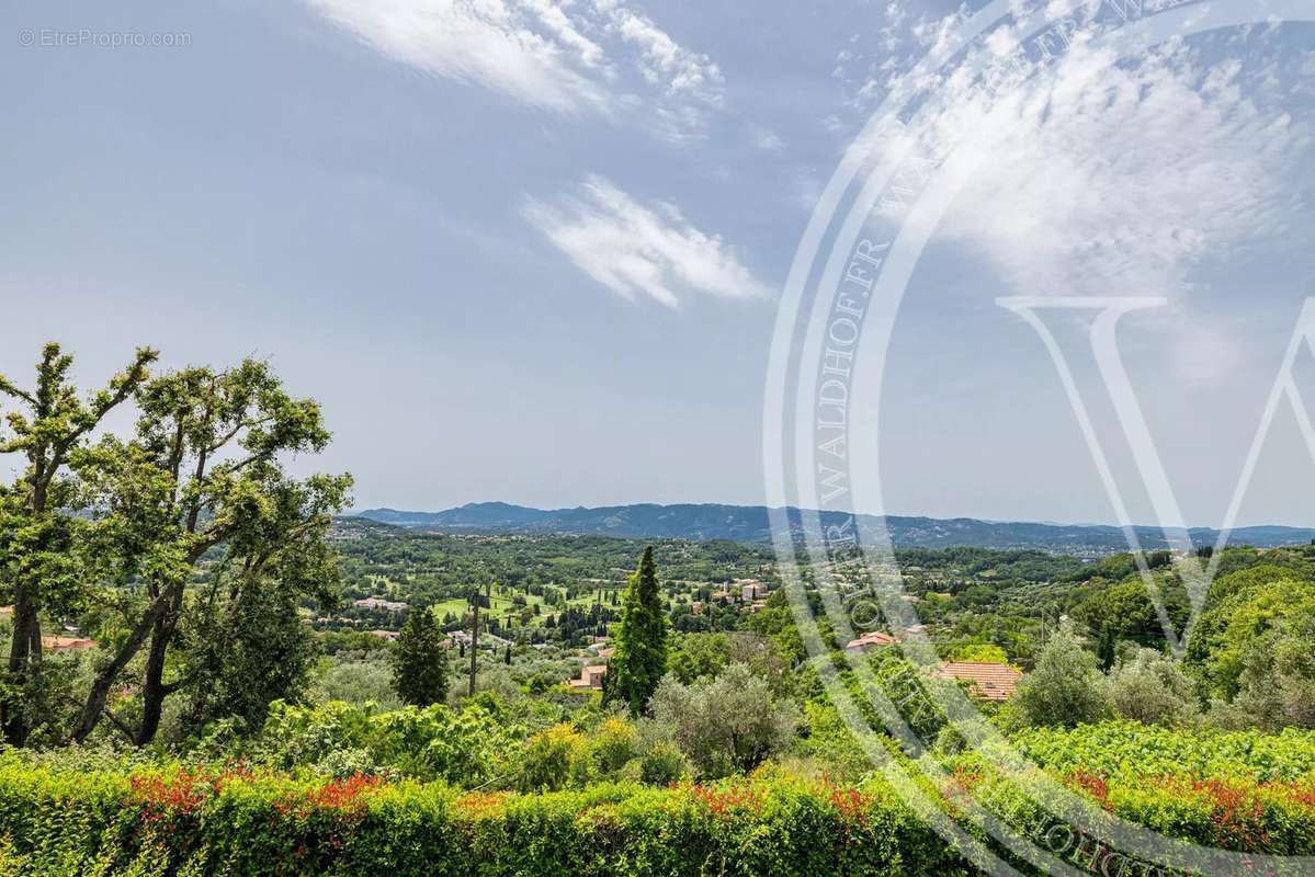 Maison à CHATEAUNEUF-GRASSE