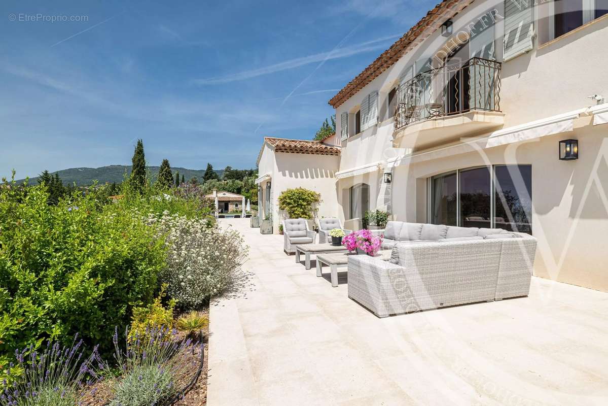 Maison à CHATEAUNEUF-GRASSE