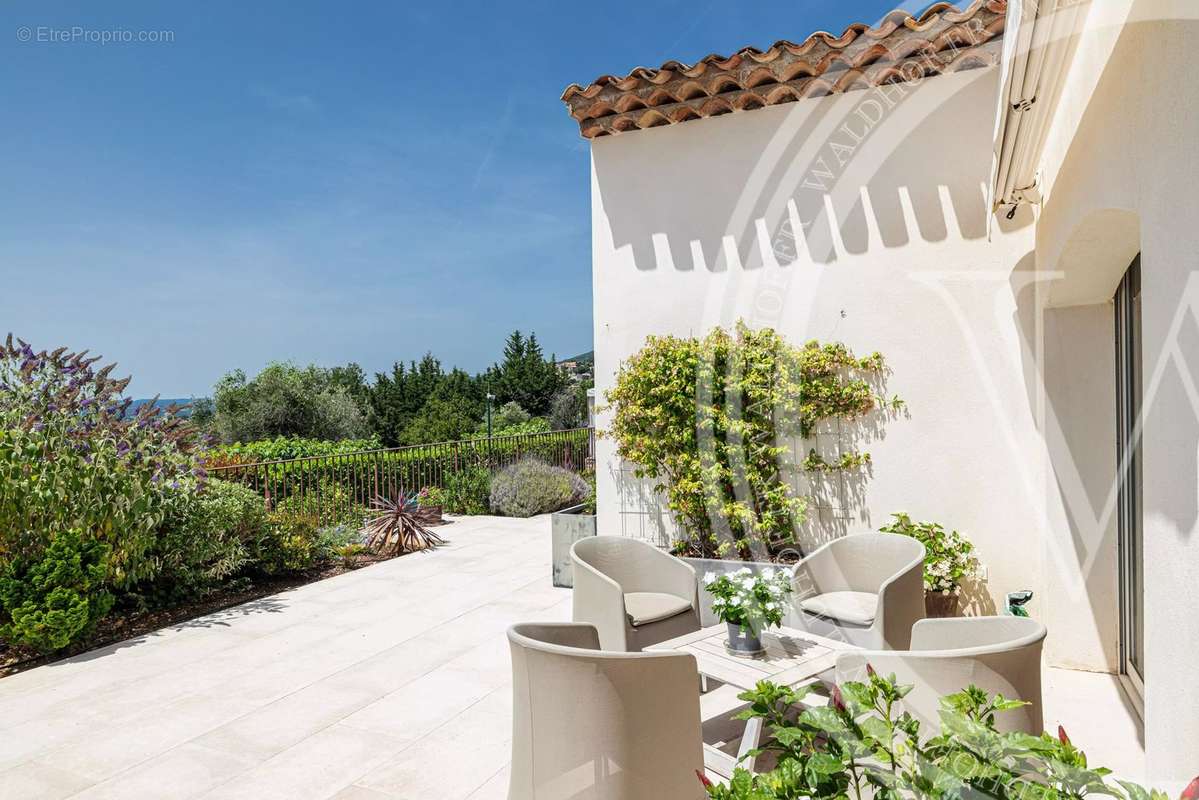 Maison à CHATEAUNEUF-GRASSE