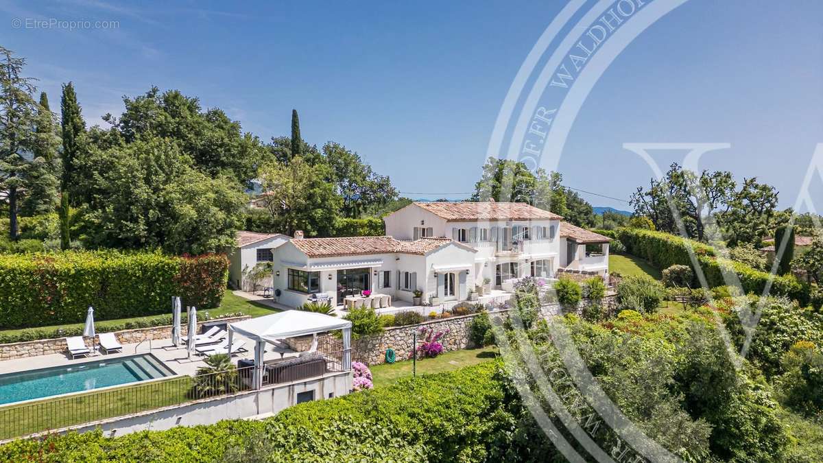 Maison à CHATEAUNEUF-GRASSE