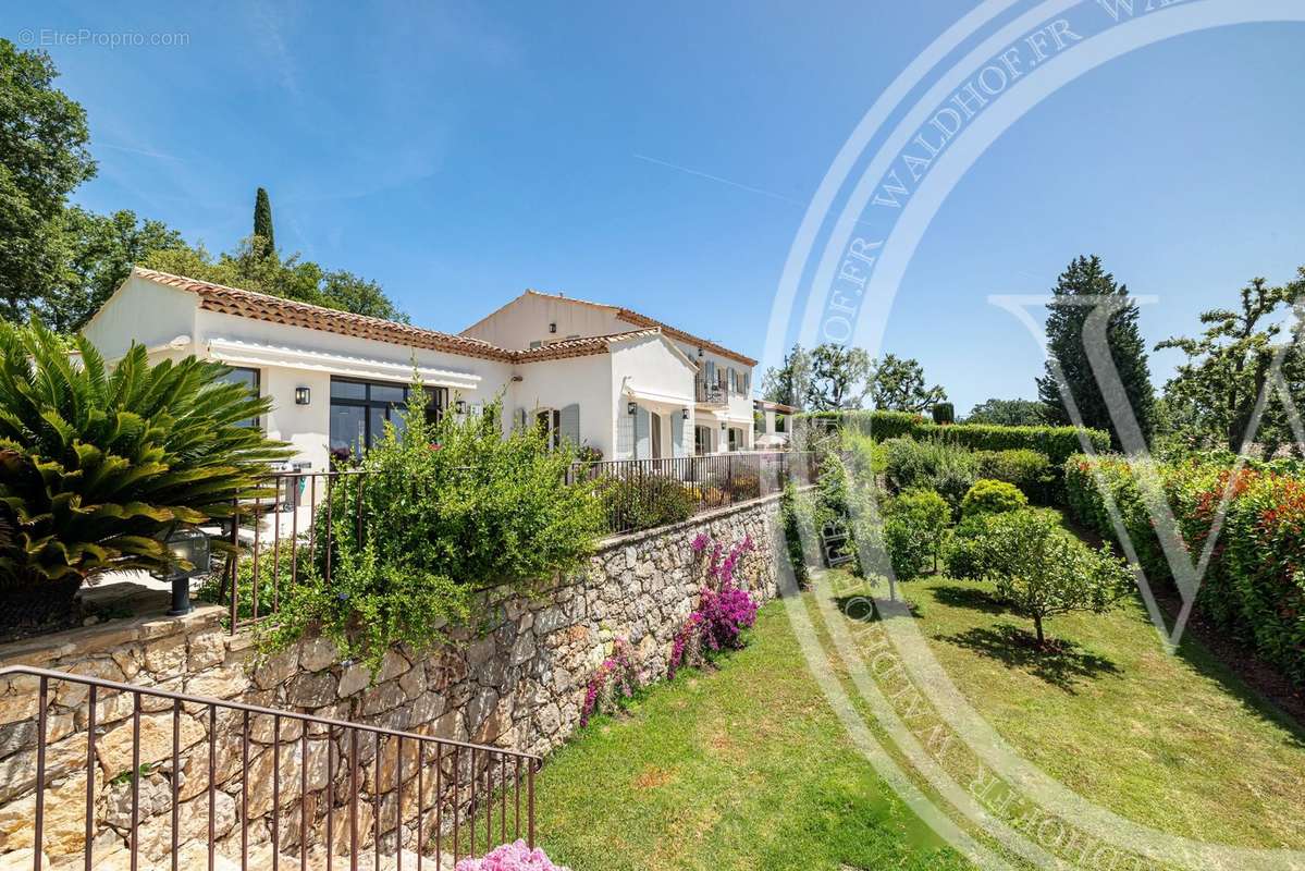 Maison à CHATEAUNEUF-GRASSE