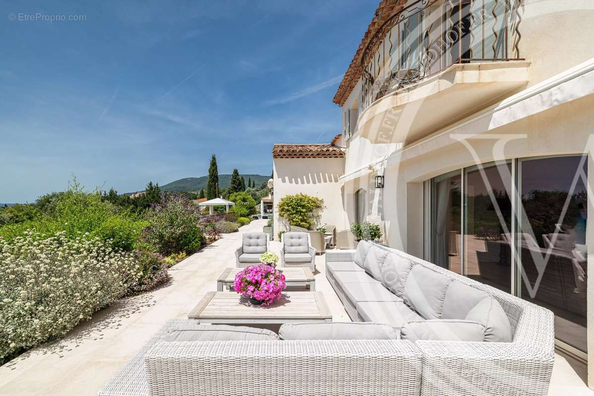 Maison à CHATEAUNEUF-GRASSE