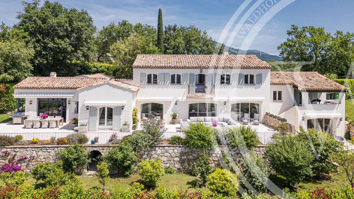 Maison à CHATEAUNEUF-GRASSE