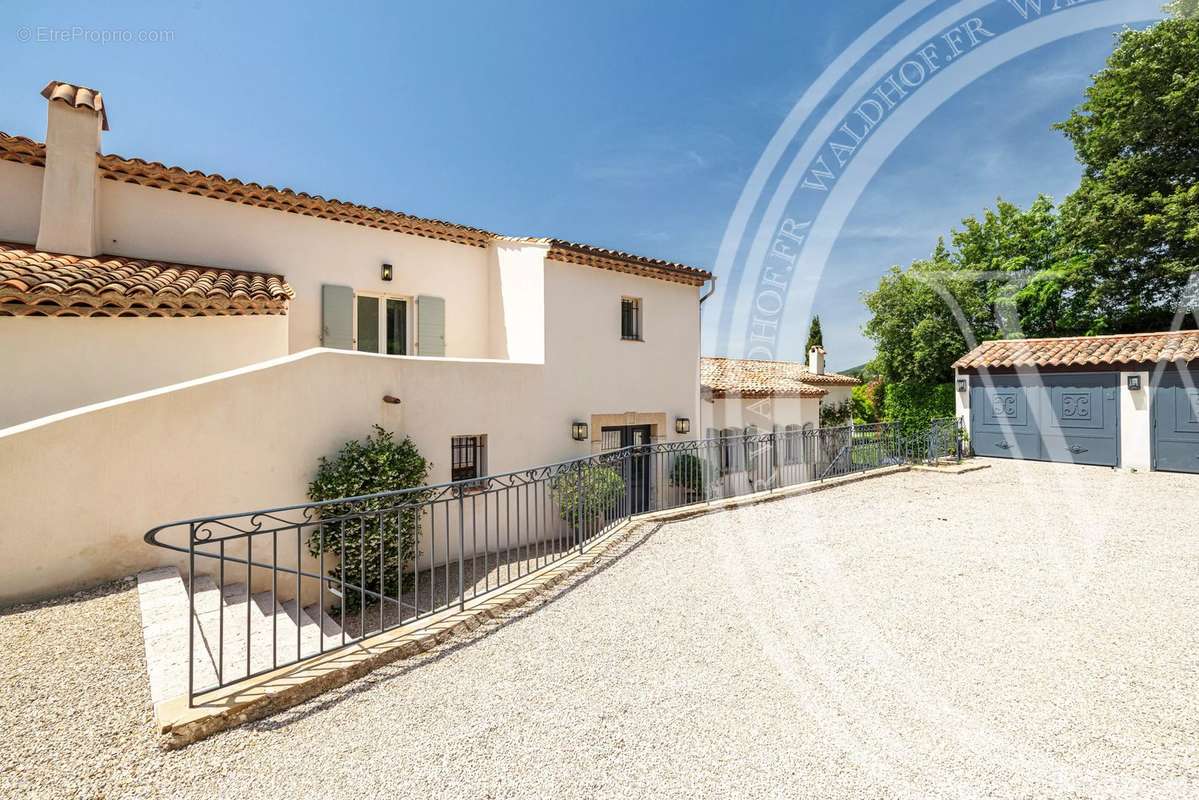 Maison à CHATEAUNEUF-GRASSE