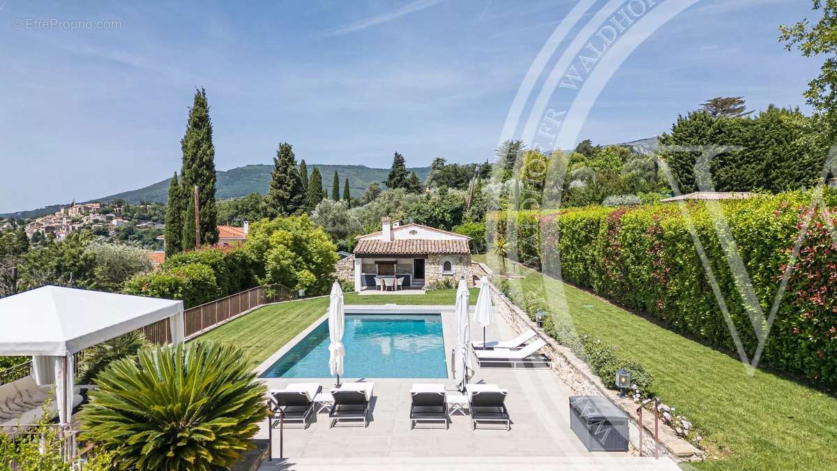 Maison à CHATEAUNEUF-GRASSE