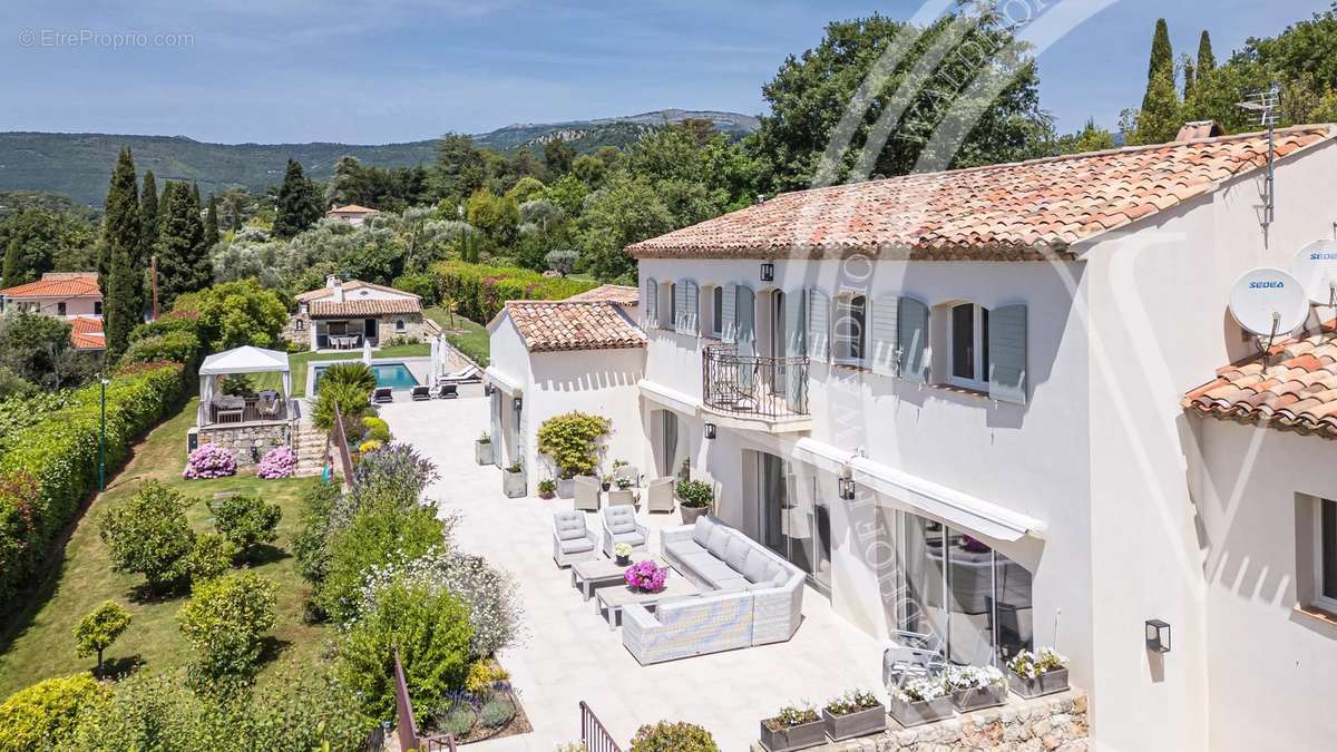 Maison à CHATEAUNEUF-GRASSE